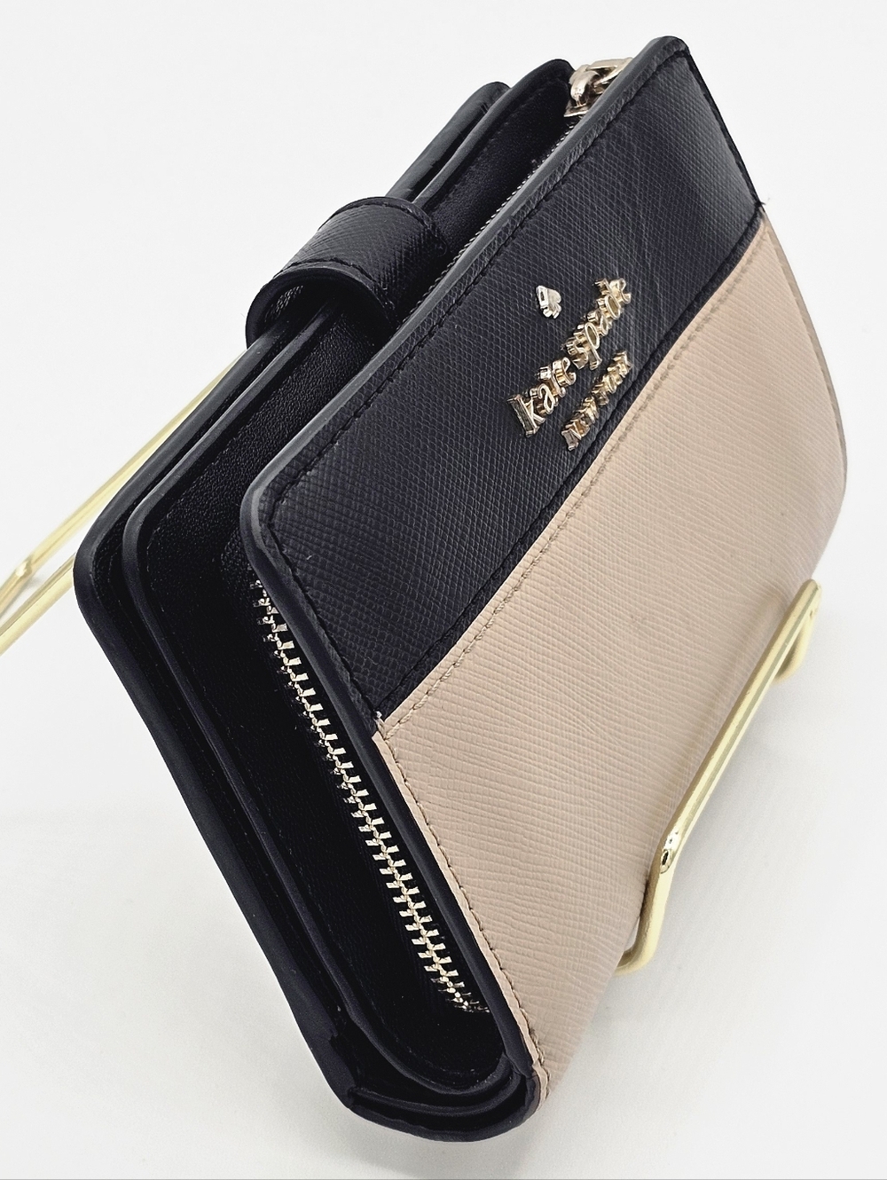 KATE SPADE Black and Beige Colorblock Compact Pebbled Leather Wallet - Picture 5 of 9